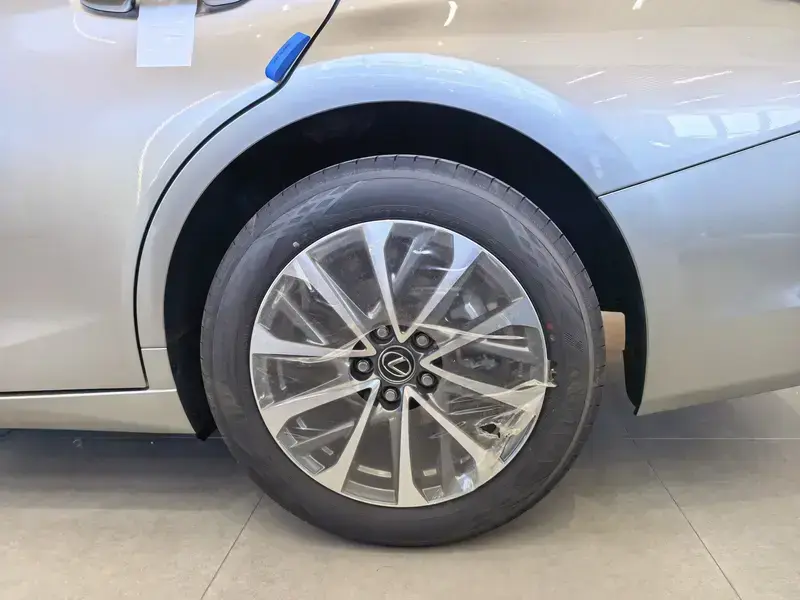 2025 Lexus ES с пробегом 100 км