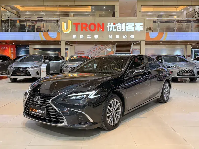 2025 Lexus ES с пробегом 19 600 км
