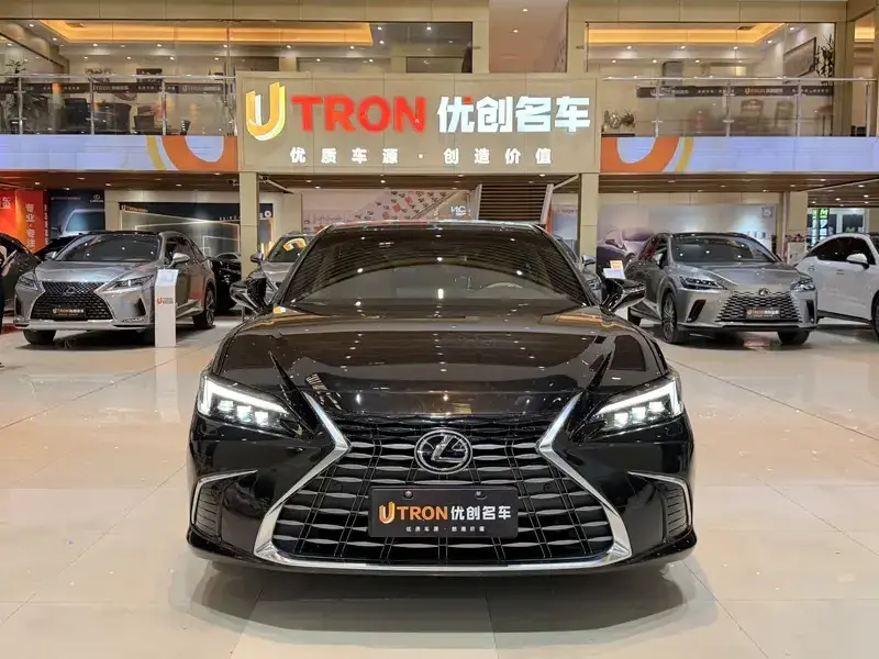 2025 Lexus ES с пробегом 19 600 км