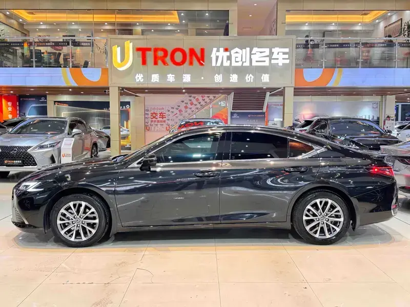 2025 Lexus ES с пробегом 19 600 км