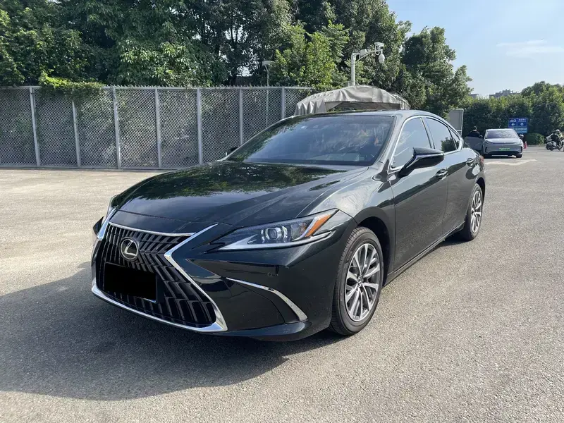 2024 Lexus ES с пробегом 40 000 км