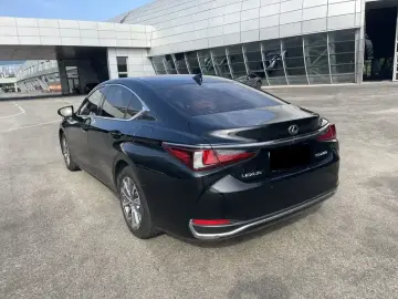 2024 Lexus ES с пробегом 40 000 км
