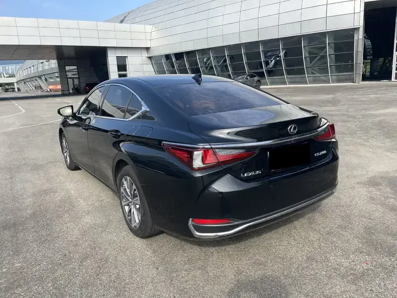 2024 Lexus ES с пробегом 40 000 км