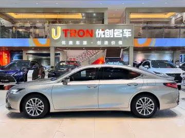 2025 Lexus ES с пробегом 27 500 км