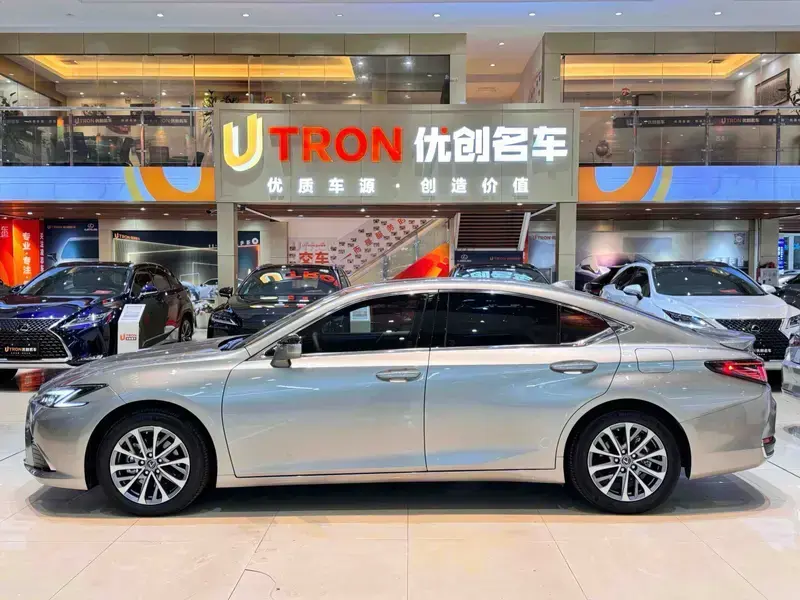 2025 Lexus ES с пробегом 27 500 км