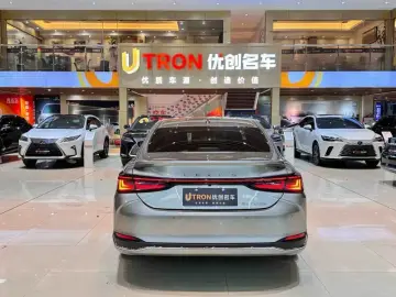 2025 Lexus ES с пробегом 27 500 км