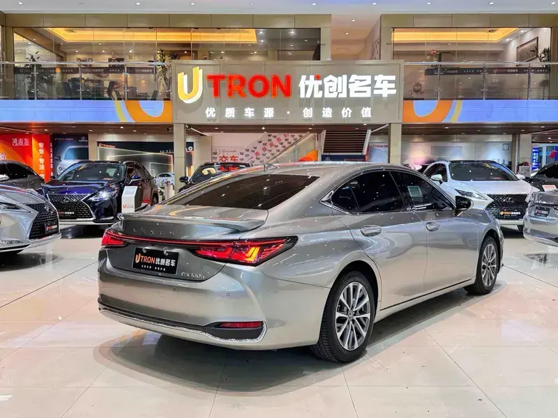2025 Lexus ES с пробегом 27 500 км