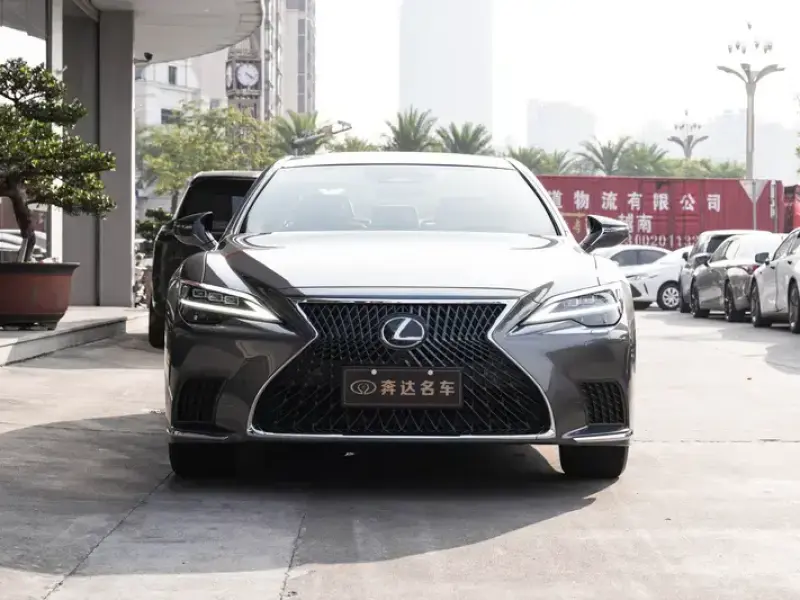 2024 Lexus LS с пробегом 12 000 км