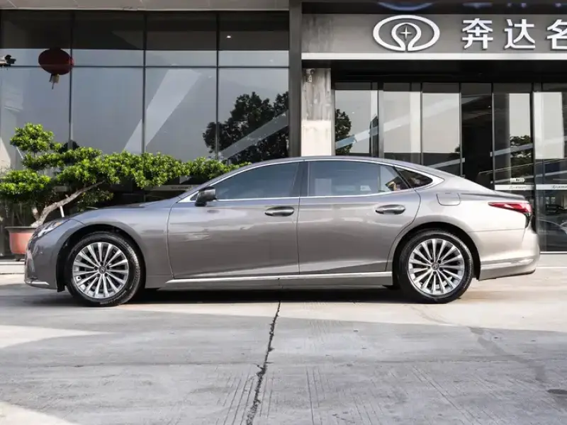 2024 Lexus LS с пробегом 12 000 км