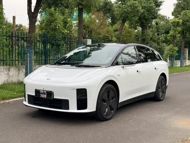 2025 Li Auto (Lixiang) i6 с пробегом 8 000 км