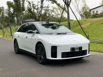 2025 Li Auto (Lixiang) i6 с пробегом 8 000 км