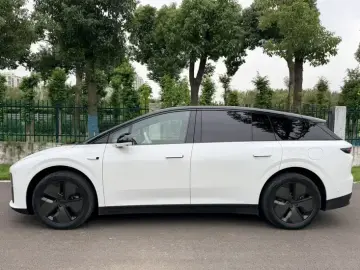2025 Li Auto (Lixiang) i6 с пробегом 8 000 км