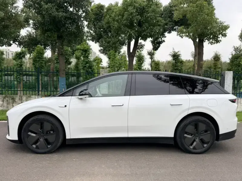 2025 Li Auto (Lixiang) i6 с пробегом 8 000 км