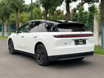 2025 Li Auto (Lixiang) i6 с пробегом 8 000 км