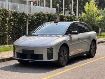 2025 Li Auto (Lixiang) i6 с пробегом 4 000 км