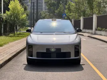 2025 Li Auto (Lixiang) i6 с пробегом 4 000 км