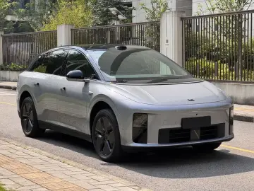 2025 Li Auto (Lixiang) i6 с пробегом 4 000 км