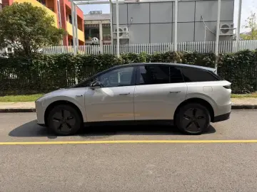 2025 Li Auto (Lixiang) i6 с пробегом 4 000 км