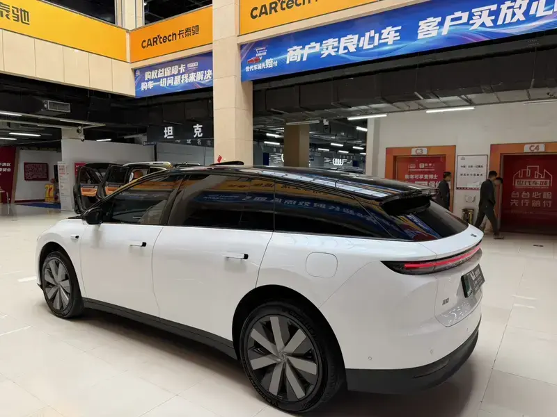 2025 Li Auto (Lixiang) i6 с пробегом 10 000 км