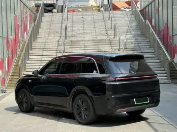 2025 Li Auto (Lixiang) L8 с пробегом 16 000 км