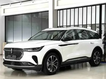2025 Lincoln Nautilus с пробегом 4 000 км