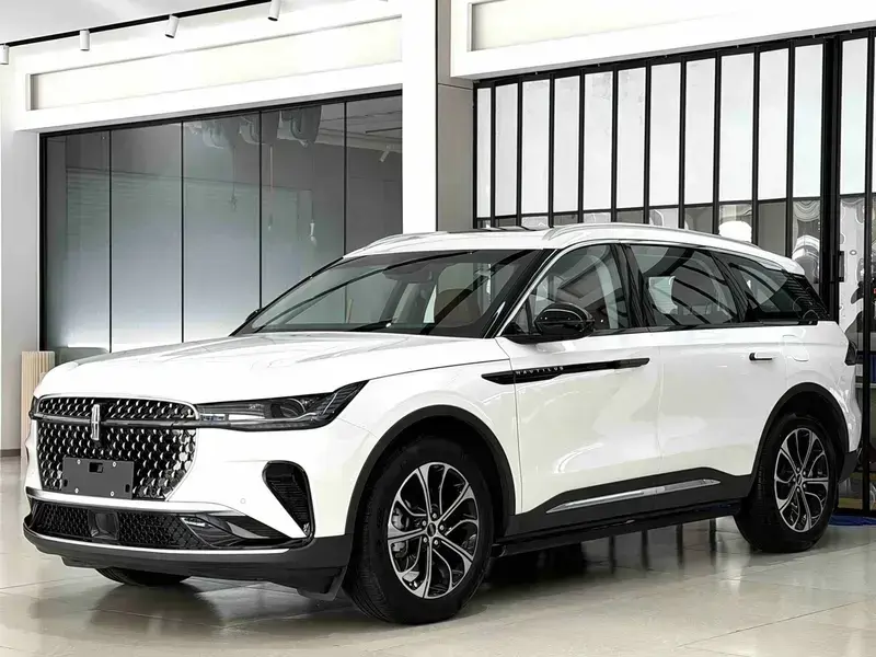 2025 Lincoln Nautilus с пробегом 4 000 км