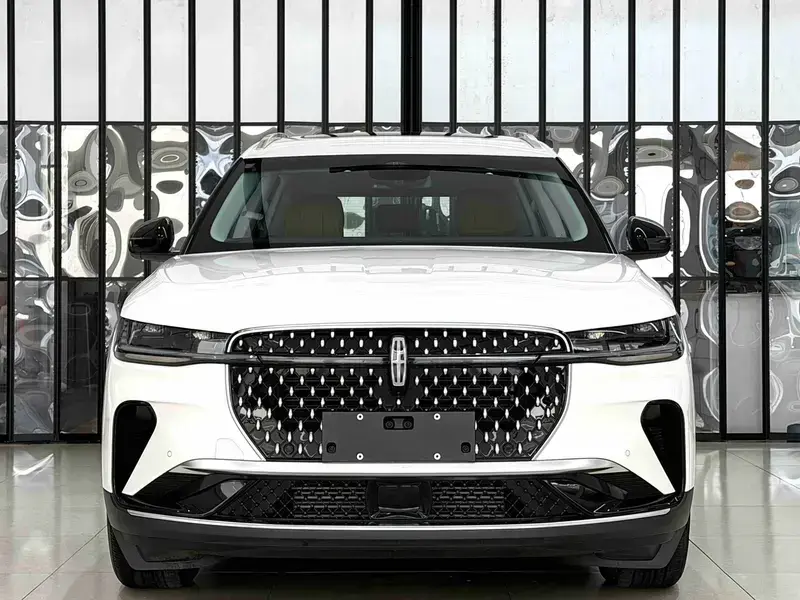 2025 Lincoln Nautilus с пробегом 4 000 км