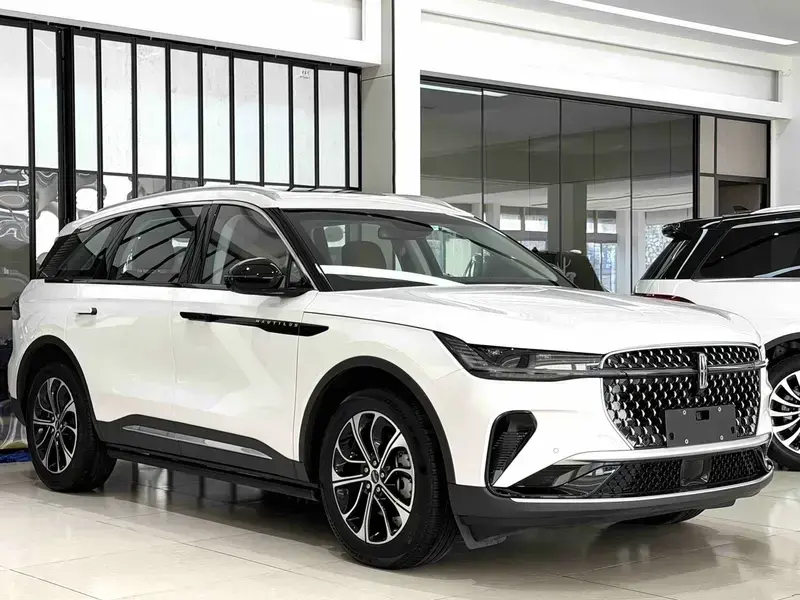 2025 Lincoln Nautilus с пробегом 4 000 км