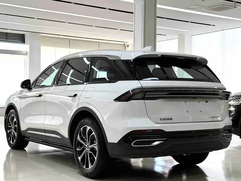 2025 Lincoln Nautilus с пробегом 4 000 км