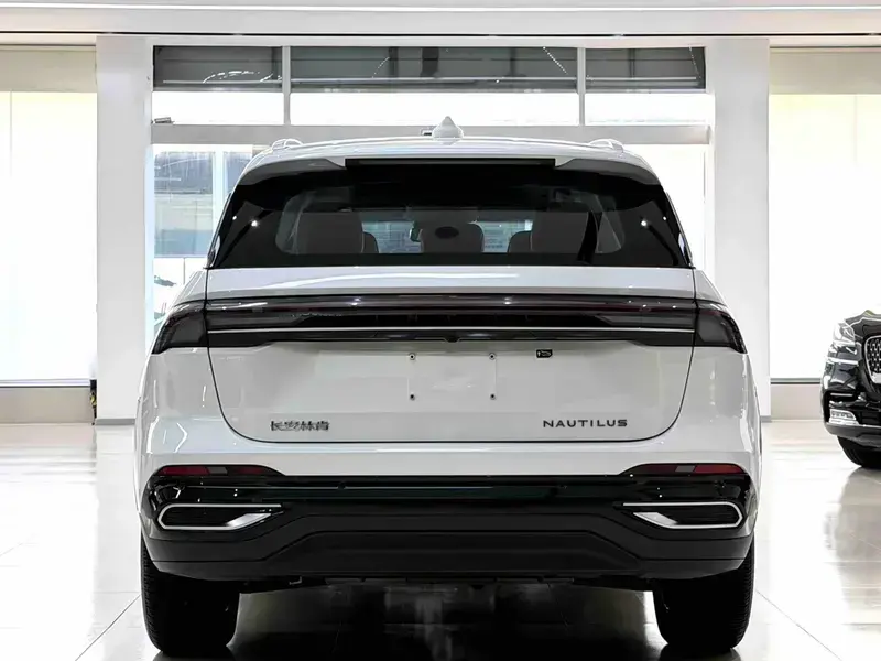 2025 Lincoln Nautilus с пробегом 4 000 км