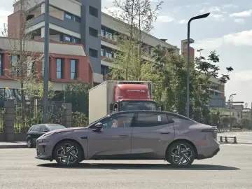 2026 Lynk & Co 07 с пробегом 10 800 км