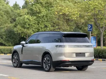 2025 Lynk & Co 900 с пробегом 23 100 км