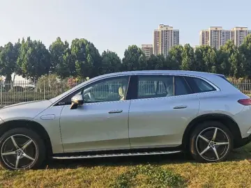 2025 Mercedes-Benz EQS SUV с пробегом 17 000 км