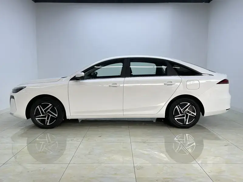 2026 Roewe i6 с пробегом 300 км