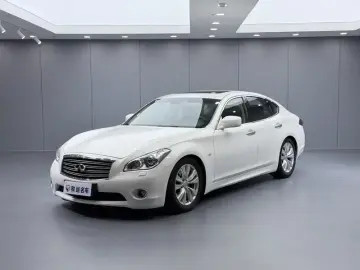Infiniti M