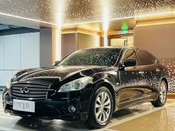 Infiniti M
