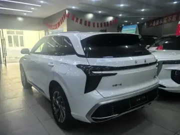 2025 Hongqi HS3 с пробегом 10 000 км