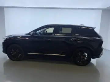 2025 Hongqi HS3 с пробегом 16 700 км