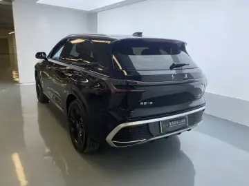 2025 Hongqi HS3 с пробегом 16 700 км