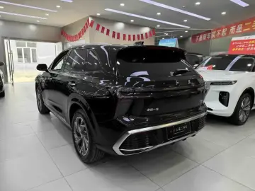 2024 Hongqi HS3 с пробегом 14 000 км