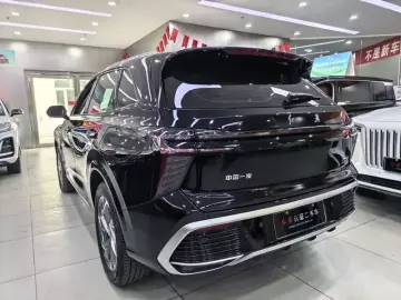 2025 Hongqi HS3 с пробегом 2 800 км