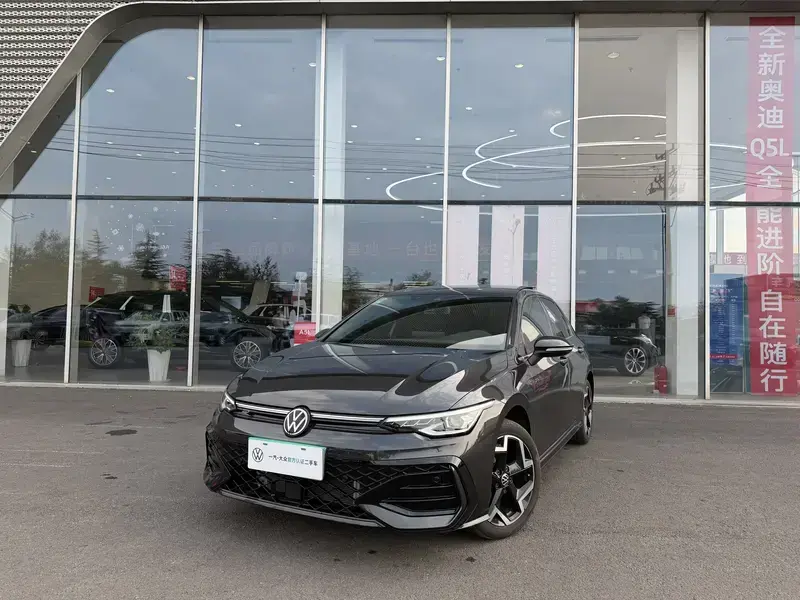 2025 Volkswagen Golf с пробегом 4 400 км