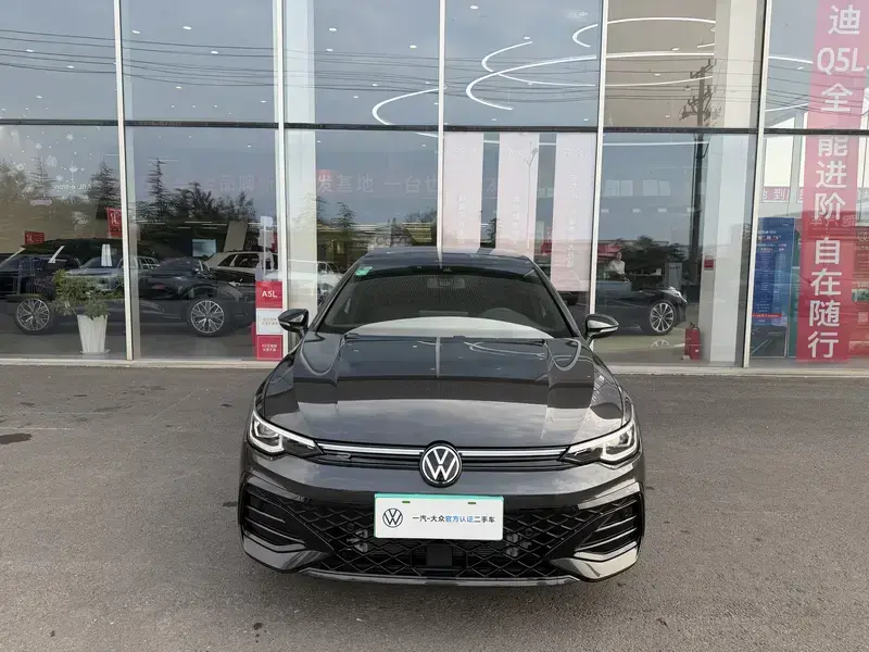 2025 Volkswagen Golf с пробегом 4 400 км