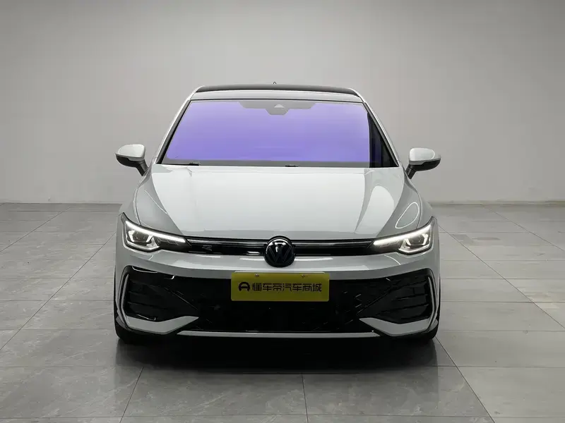 2025 Volkswagen Golf с пробегом 15 700 км
