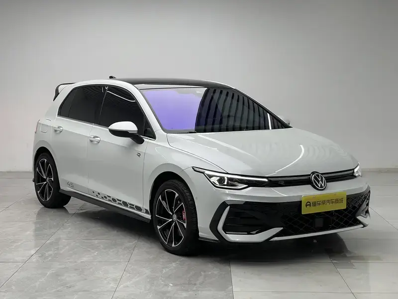 2025 Volkswagen Golf с пробегом 15 700 км