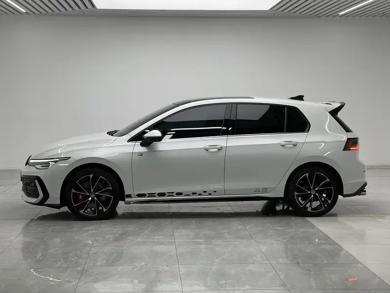 2025 Volkswagen Golf с пробегом 15 700 км