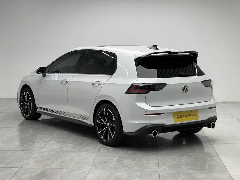 2025 Volkswagen Golf с пробегом 15 700 км