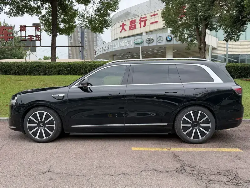 2025 Aito AITO M9 с пробегом 42 000 км