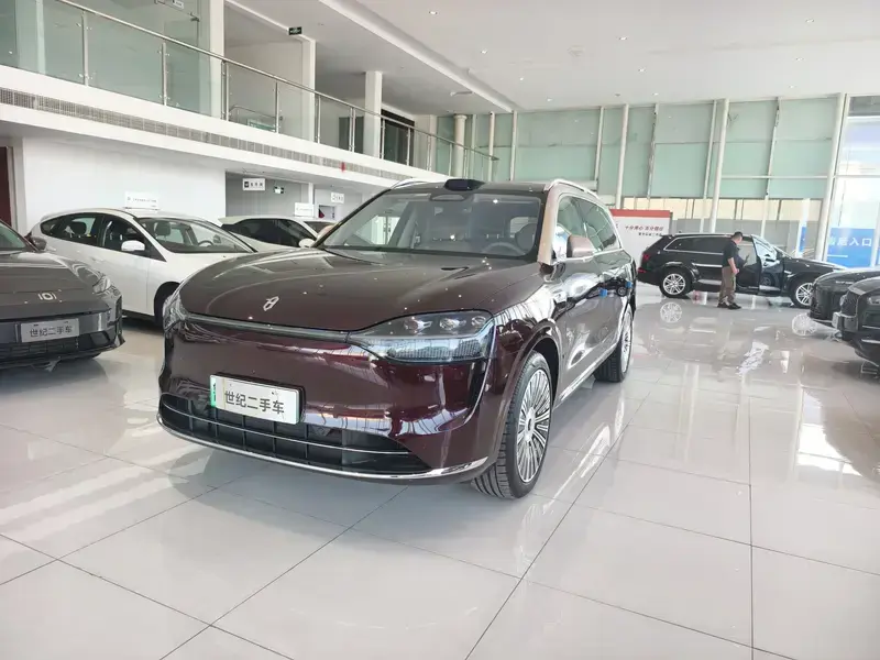 2025 Aito AITO M9 с пробегом 9 800 км