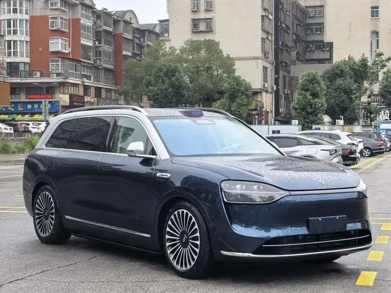 2025 Aito AITO M9 с пробегом 17 000 км